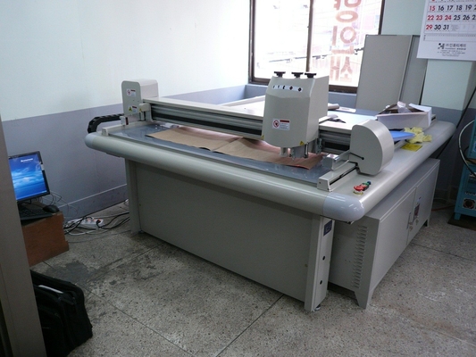 China Grey Board Chip Board Cardboard Box Knife Cutting Machine Sampling Production supplier